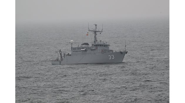 Военнослужещи от военноморските сили вече са на мястото и са предприели мерки за обезвреждане на мината