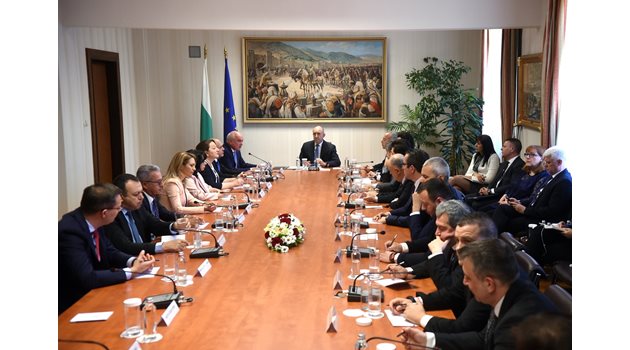 Президентът Румен Радев покани парламентарните партии на консултации заедно с кандидата за служебен премиер Димитър Главчев, който представи министрите в кабинета.