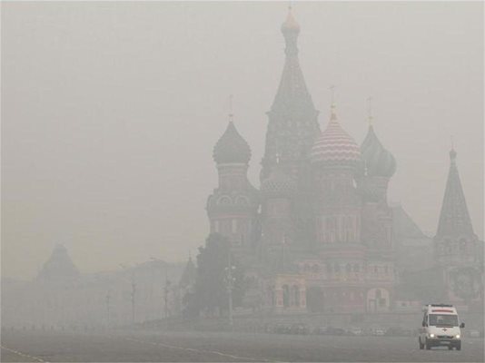 Самотна линейка снове около Червения площад в Москва, забулен от гъстия и отровен смог, обвил руската столица.
СНИМКИ: РОЙТЕРС