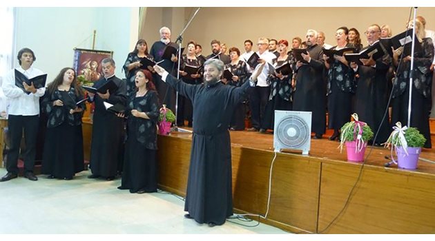 Като диригент на епархийския хор на Врачанската митрополия СНИМКИ: АВТОРЪТ