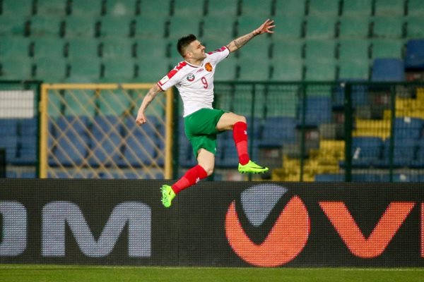 Летящият Спас Делев празнува на стадион “Васил Левски” - той бе ключът към успеха с двата си гола.