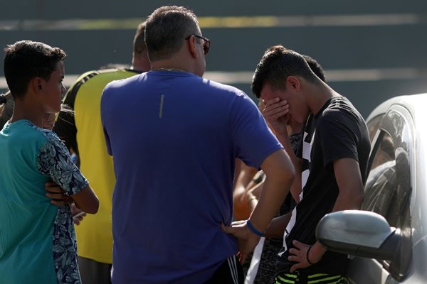 Хора чакат за повече информация, след като 10 души загинаха при пожар на тренировъчната база на бразилския футболен клуб Фламенго СНИМКИ: РОЙТЕРС