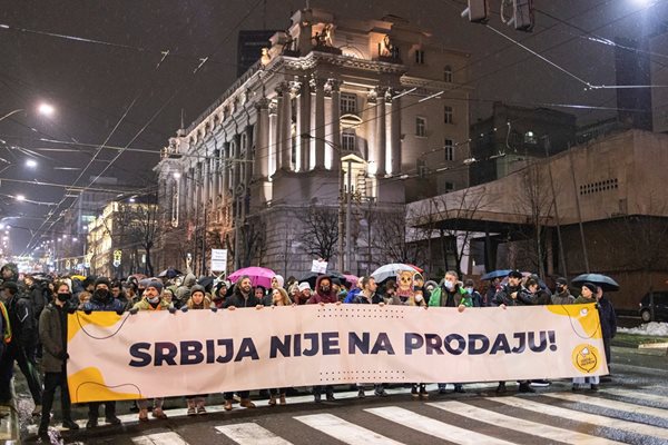 "Сърбия не се продава" пише на плаката на протестиращите пред парламента в Белград срещу лиитевата мина.