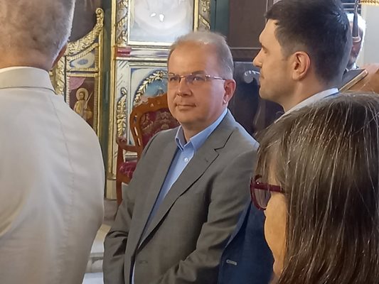 Бившият депутат Радомир Чолаков присъства на службата.