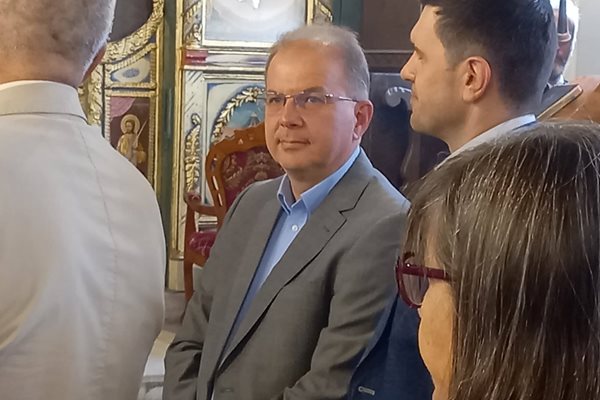 Бившият депутат Радомир Чолаков присъства на службата.