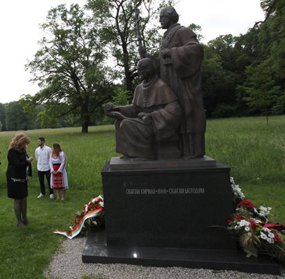 Паметникът на Кирил и Методий в Микулчице, Чехия