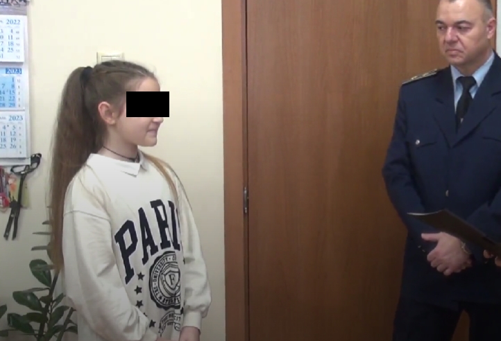 Полицията в Бургас награди 10-годишната Анабел, помогнала за задържането на пиян шофьор