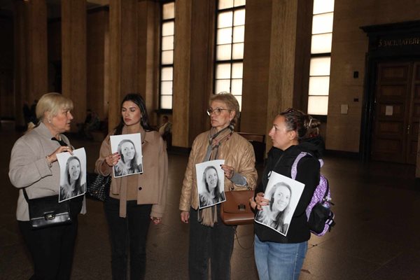 Преди заседанието приятели и роднини на Евгения протестираха пред съдебната палата