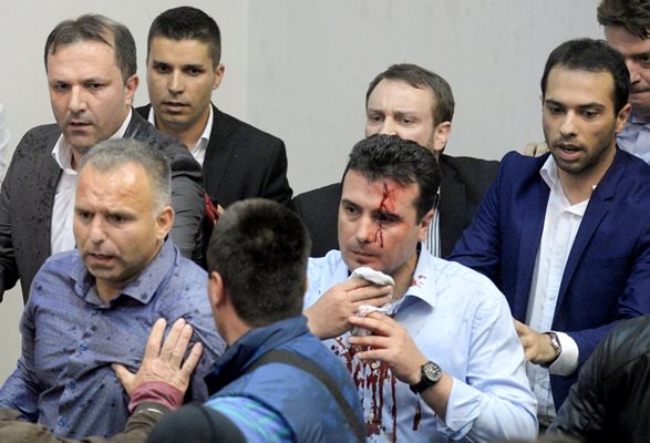 Кръв тече по лицето на ударения в главата лидер на СДСМ Зоран Заев.