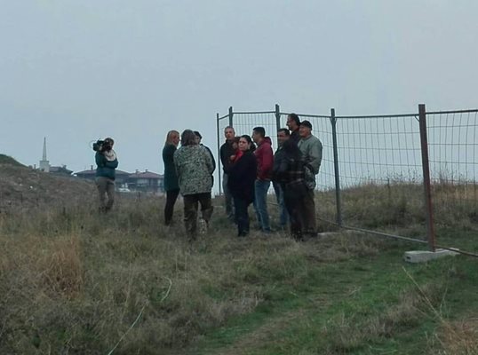 Протестиращи се събраха край оградата на строителния обект в местността Германката.