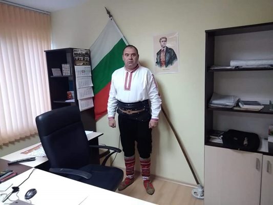Кметът Кирил Огненски днес е на работа в народна носия. СНИМКИ: ЛИЧЕН ПРОФИЛ ВЪВ ФЕЙСБУК