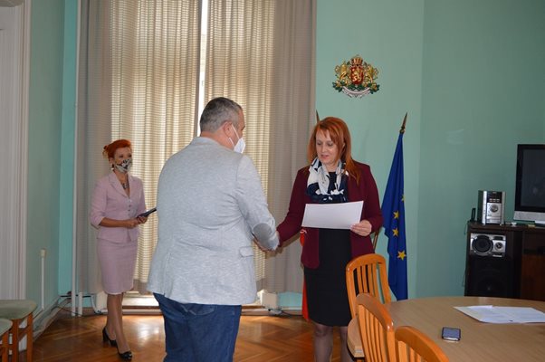 Д-р Георги Паздеров получава отличието от областния управител Мария Нейкова.
