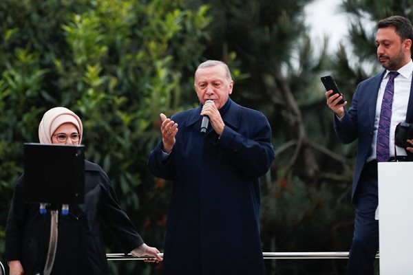 Ердоган и съпругата му Емине пред електората