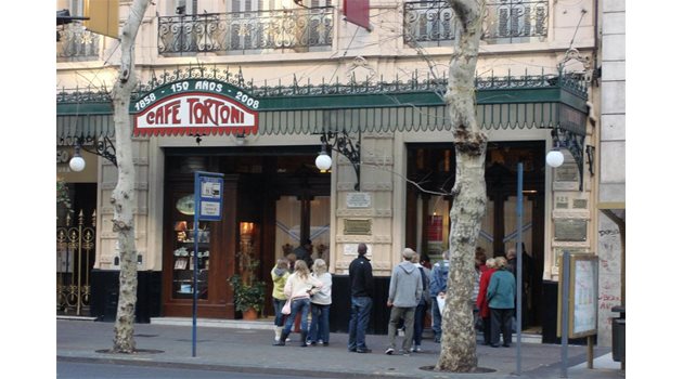 АВТЕНТИЧНО: Кафе Тортони отваря врати още през 1858 г., но обстановката и в наши дни е абсолютно същата. 
