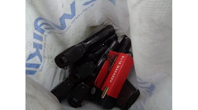Оръжията на задържаните в Добрич. Снимка: Прокуратурата