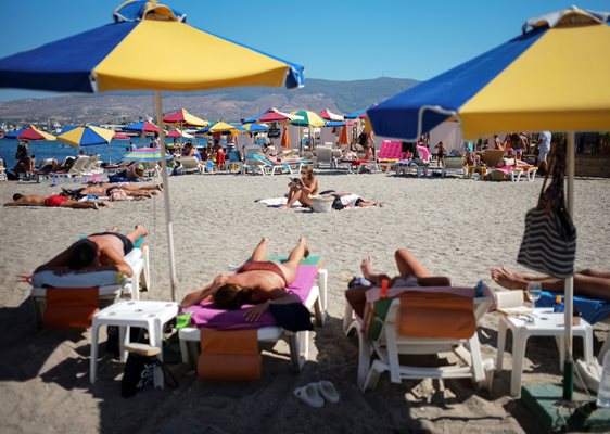 Надпис в хотел на Слънчев бряг:
“Хотелът няма да работи през юли и август. На почивка сме в Гърция.”