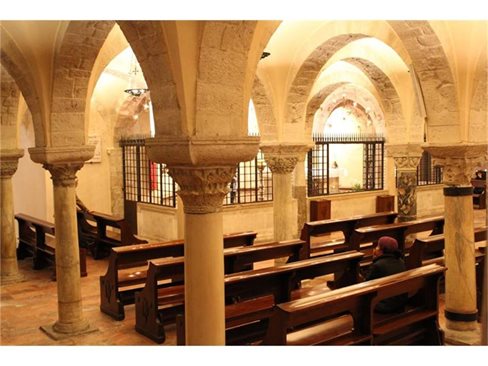 Тук, под олтара на криптата на катедралата в Бари, почиват мощите на свети Никола.
СНИМКИ: АРХИВ "24 ЧАСА"