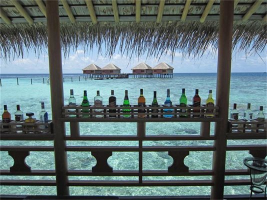 Вносът на алкохол в Малдивите е забранен, но туристите могат да пият на воля из баровете по хотелите.