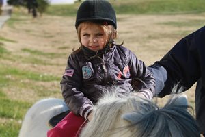 Страстта към конете: Елиза и Лора Чолакови (видео)