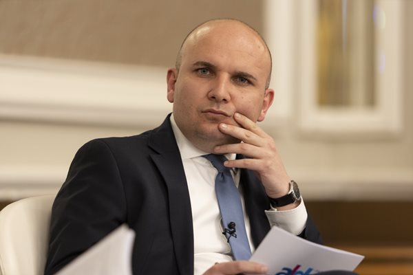 Съпредседателят на АЛДЕ Илхан Кючюк е член на ДПС.