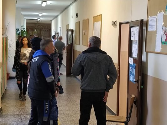Коридорите на Математическата гимназия в Пловдив започнаха да се пълнят с избиратели.