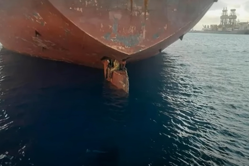 Откриха трима мигранти на кораб, пътували на кормилото на кърмата  11 дни (Видео)