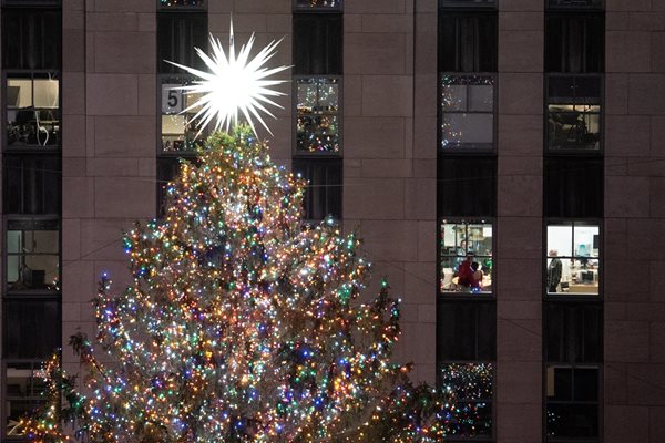 Коледната елха пред центъра "Рокфелер" в Ню Йорк
СНИМКА: Ройтерс