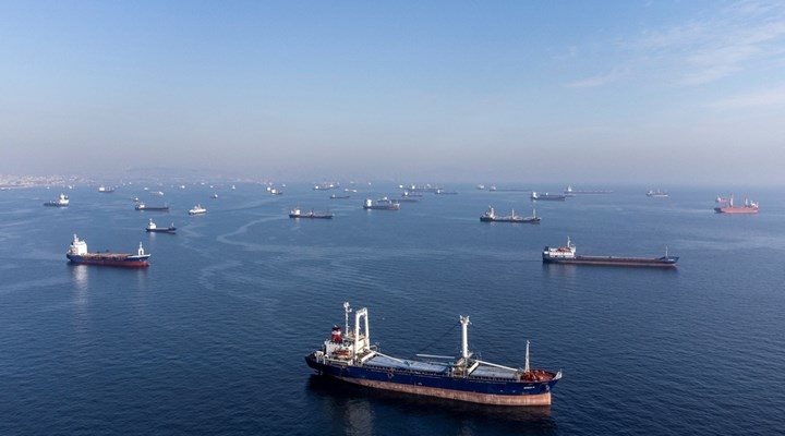 Търговски кораби чакат да преминат през Босфора. Снимка: Архив