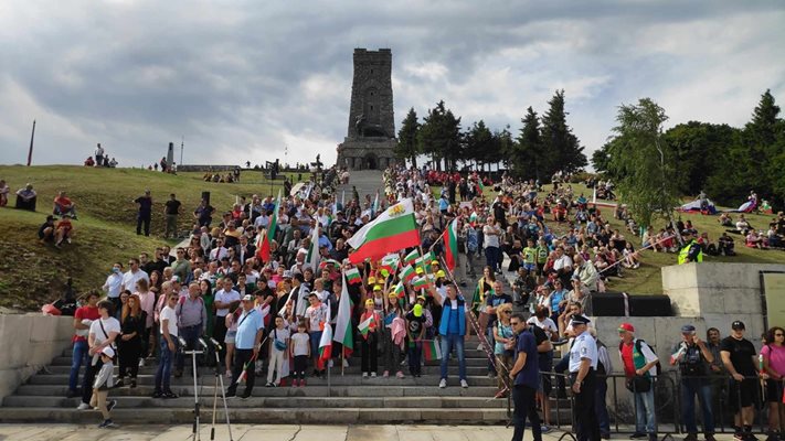 На връх Шипка се изкачиха хора, за да отбележат годишнината от епопеята.