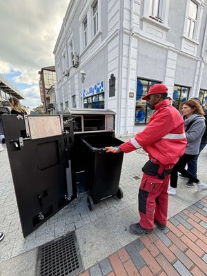 Във Варна днес поставиха първото "умно кошче" Снимка: Орлин Цанев