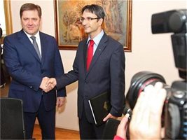 Министър Трайков (вдясно) и колегата му Сергей Шматко СНИМКА: "24 ЧАСА"
