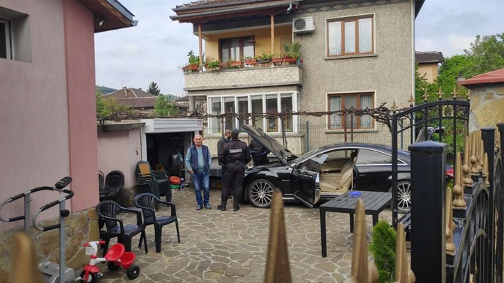 Поне 10-тина къщи и коли се претърсват в Горна Оряховица. Проверяват се и номера на двигатели и рами на луксозни лимузини на циганите