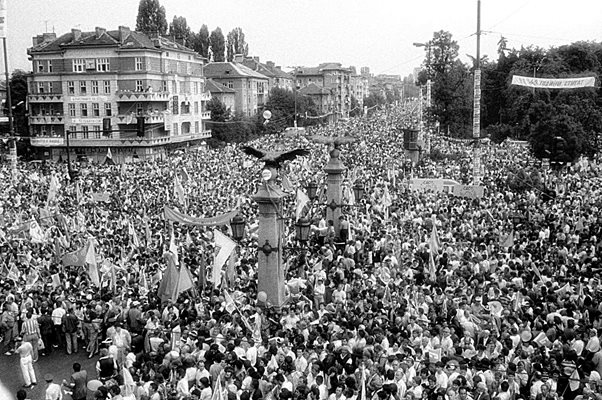 На 7 юни 1990 г. Орлов мост и целият бул. “Цариградско шосе” са изпълнени от милион души на митинг на СДС.