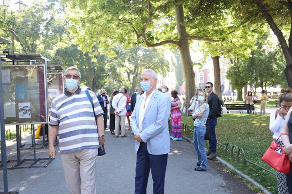 Огнян Герджиков (вдясно) бе след хората, дошли да почетат паметта на народния поет.