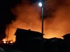 Огънят поглъща къщи в Кръстава, хората отчаяно молят за помощ (видео)