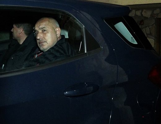 Полицията извежда бившия премиер Бойко Борисов от дома му в Банкя.

СНИМКА: Ройтерс.