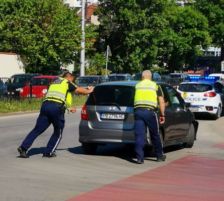 Полицаите избутват катастрофирала кола от възловото кръстовище.

СНИМКИ: Фейсбук