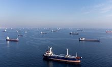 Задръстване от танкери край бреговете на Турция след влизането в сила на тавана на цените на руския петрол