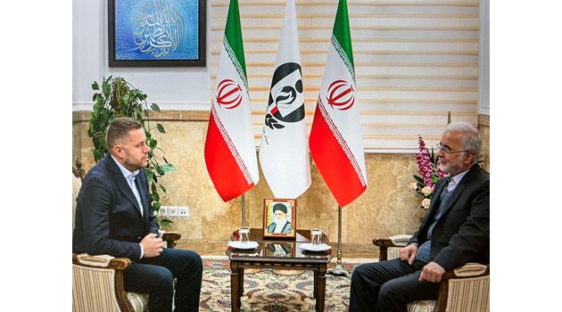 Ген. Момени разговаря в кабинета си в Техеран със специалния кореспондент на "24 часа"