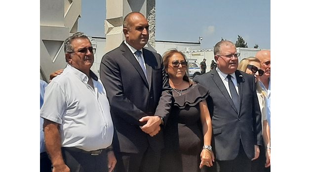 Президентът Радев с роднини на загиналите израелци и посланика на Израел Йорам Елрон /в дясно/. Снимка: Авторът