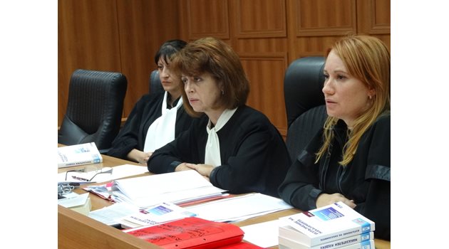 Съдия Елена Захова /в средата/ на няколко пъти помоли Перата да се придържа към делото.