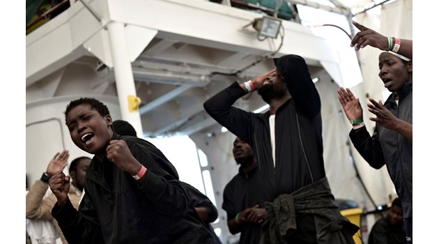 Мигрантите радостни слизат от кораба “Водолей”, когато най-накрая Испания реши да ги приеме.  СНИМКА: РОЙТЕРС