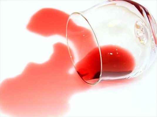 Леке от червено вино трудно се маха.