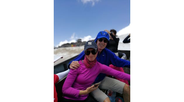 Румен Овчаров и Теодора на половината път за връх Елбрус.