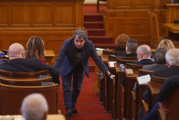 Тошко Йорданов и депутатите от ИТН бяха в пленарната зала, участваха в дебатите, но не и в гласуването накрая.