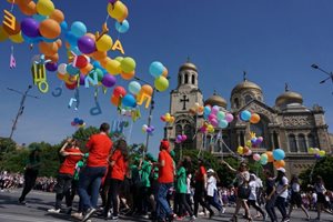 С десетки гълъби и балони в небето започна празникът във Варна