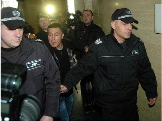 Полицаи конвоират Кленовски в съда.
СНИМКА: ИВАЙЛО ДОНЧЕВ