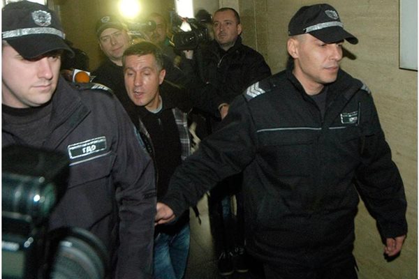 Полицаи конвоират Кленовски в съда.
СНИМКА: ИВАЙЛО ДОНЧЕВ