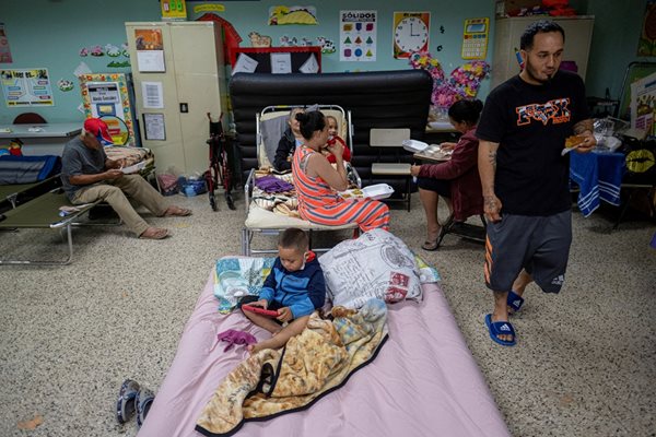Хората се евакуират в училище в Пуерто Рико