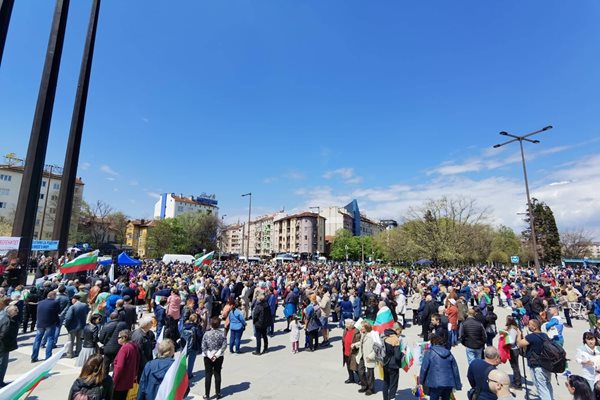 Десетки хора се събраха на "Поход за мир" в София